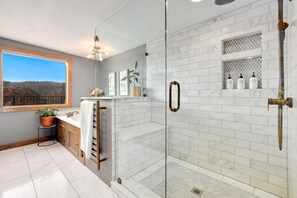 Bañera con ducha, bañera de hidromasaje, secador de pelo, toallas
