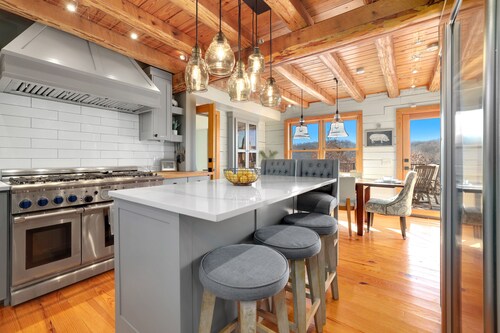 Log Home on Beaver Lake, Big Views, Big Fun!!