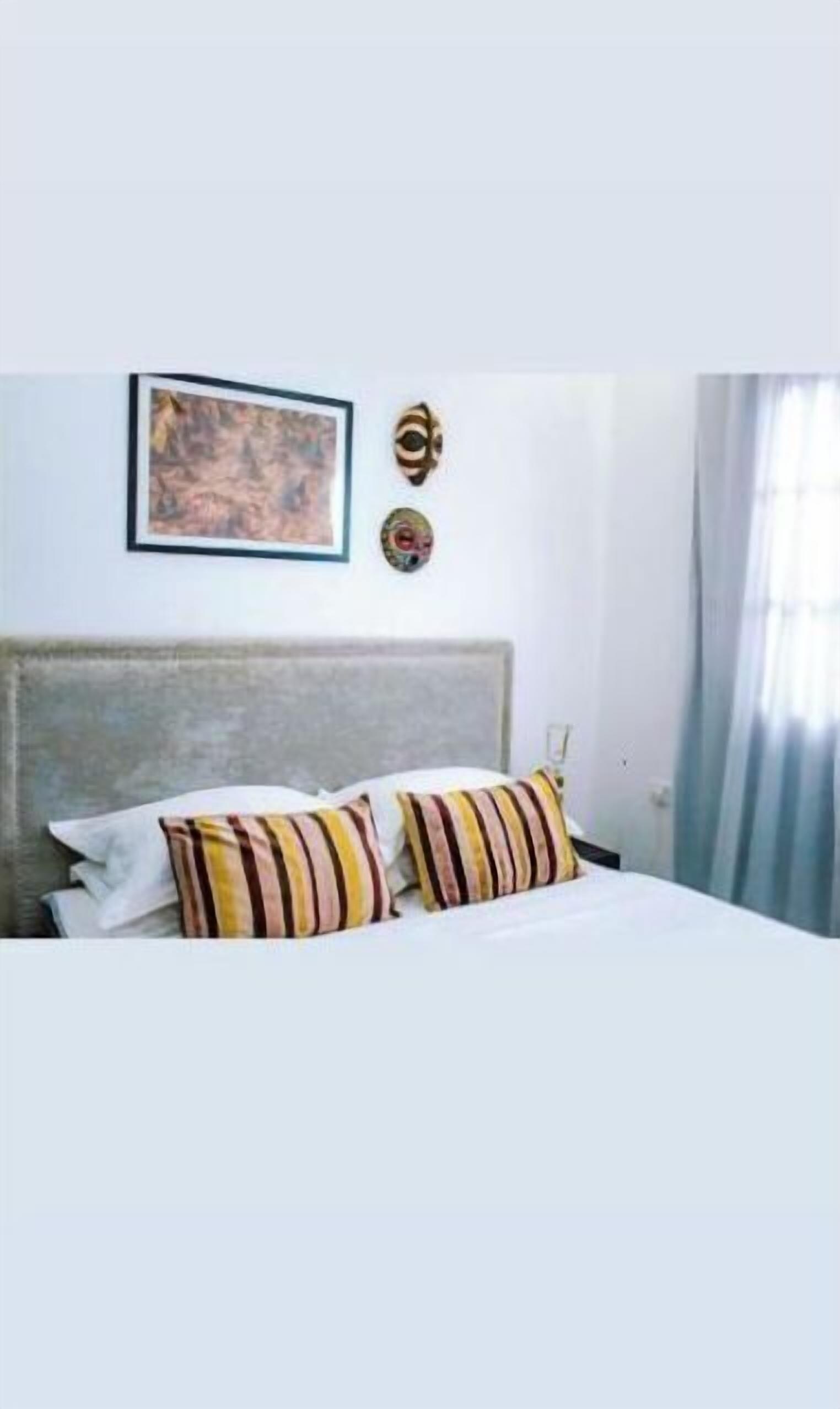 2 chambres, bureau, fer et planche à repasser, draps fournis