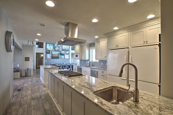 冷蔵庫、電子レンジ、オーブン、コンロ