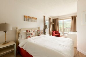 2 bedrooms, desk, iron/ironing board, travel cot - The Mountain Lake house by Instant Suites In Heart of Mont-Tremblant (Mont-Tremblant)