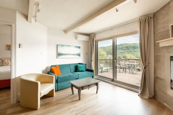 Smart TV, fireplace - The Mountain Lake house by Instant Suites In Heart of Mont-Tremblant (Mont-Tremblant)