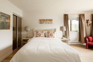 2 bedrooms, desk, iron/ironing board, travel crib