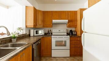 Een koelkast, een microgolfoven, een oven, een kookplaat