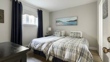 2 dormitorios, escritorio, tabla de planchar con plancha y cuna de viaje