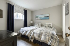 2 makuuhuonetta, työpöytä, silitysrauta/-lauta, vauvan matkasänky