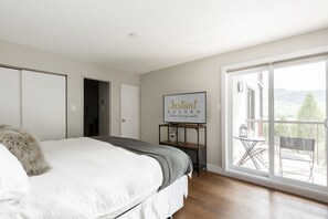 2 bedrooms, desk, iron/ironing board, travel cot