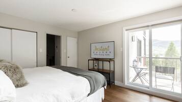 2 slaapkamers, een bureau, een strijkplank/strijkijzer, reisbedje