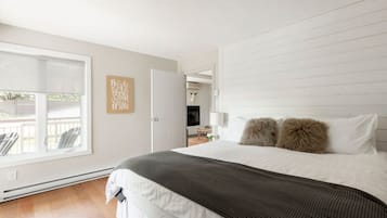 2 bedrooms, desk, iron/ironing board, travel crib