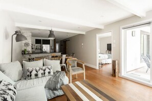 Smart TV, streaming services - The Outlook over Lac -Tremblant by Instant Suites (Mont-Tremblant)