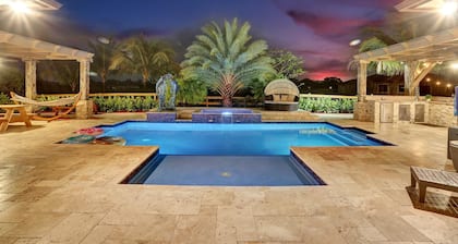 Luxury 8BR w/ Pool & Mini-golf & Soccer- 16 Guests