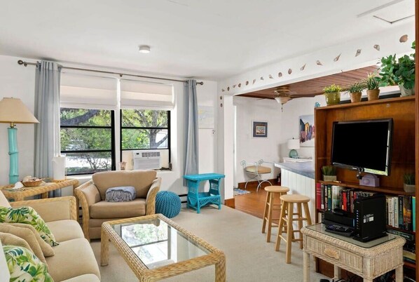 Televisión y oficina 