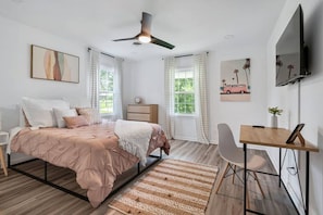 6 bedrooms, desk, iron/ironing board, free WiFi