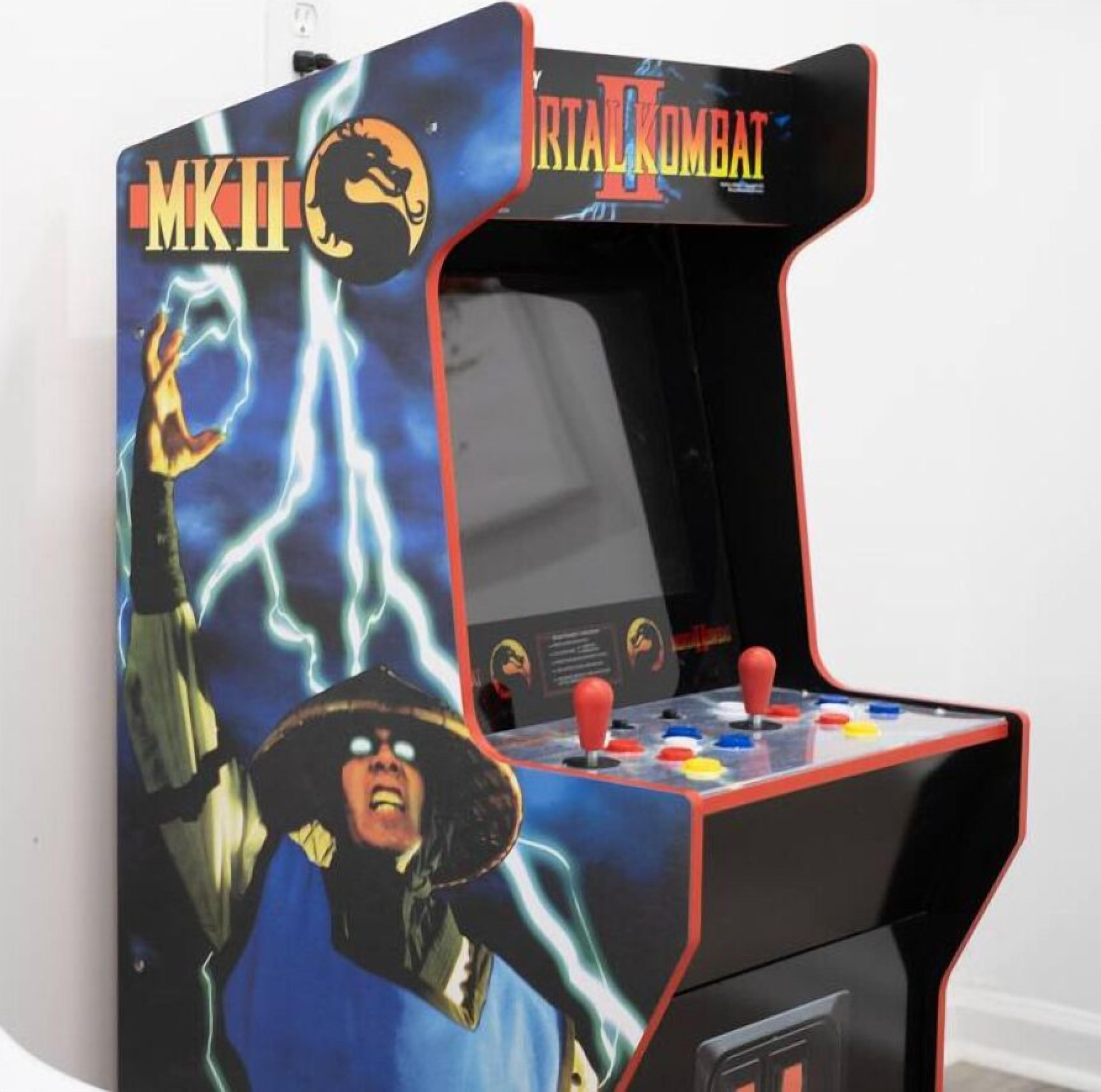 Een Mortal Kombat spelcomputer met karakterontwerp en joystickbediening.