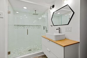 Combined shower/bathtub, eco-friendly toiletries, hair dryer, towels