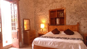 Habitación romántica, 1 cama matrimonial | Edredón, decoración personalizada, muebles diferentes y escritorio
