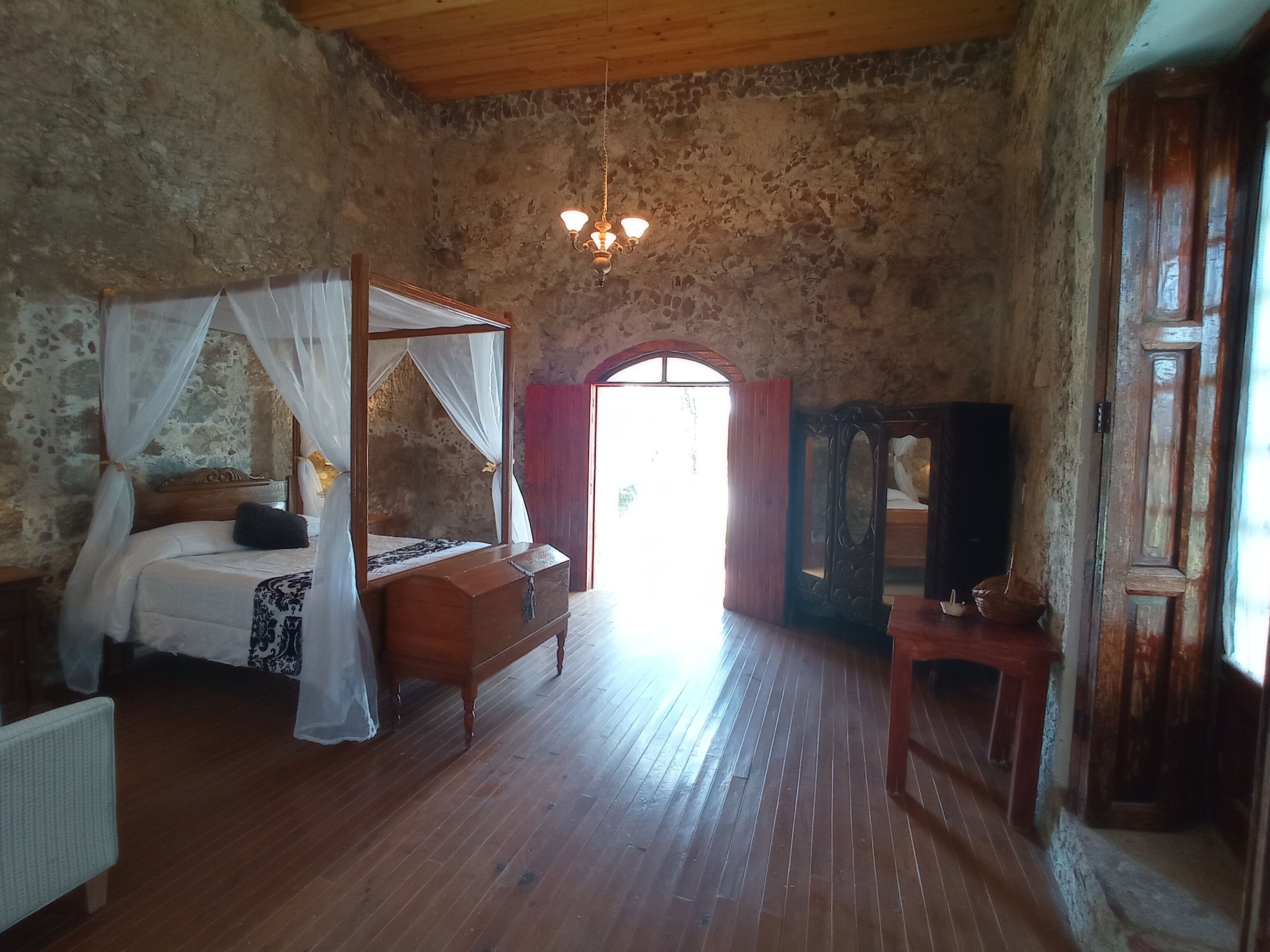 Habitación romántica, 1 cama matrimonial | Edredón, decoración personalizada, muebles diferentes y escritorio 