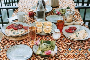 Outdoor dining - Double En-Suite room in Amans Luxury Villa with private pool (Moshi)