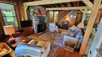 TV connectée, cheminée, livres