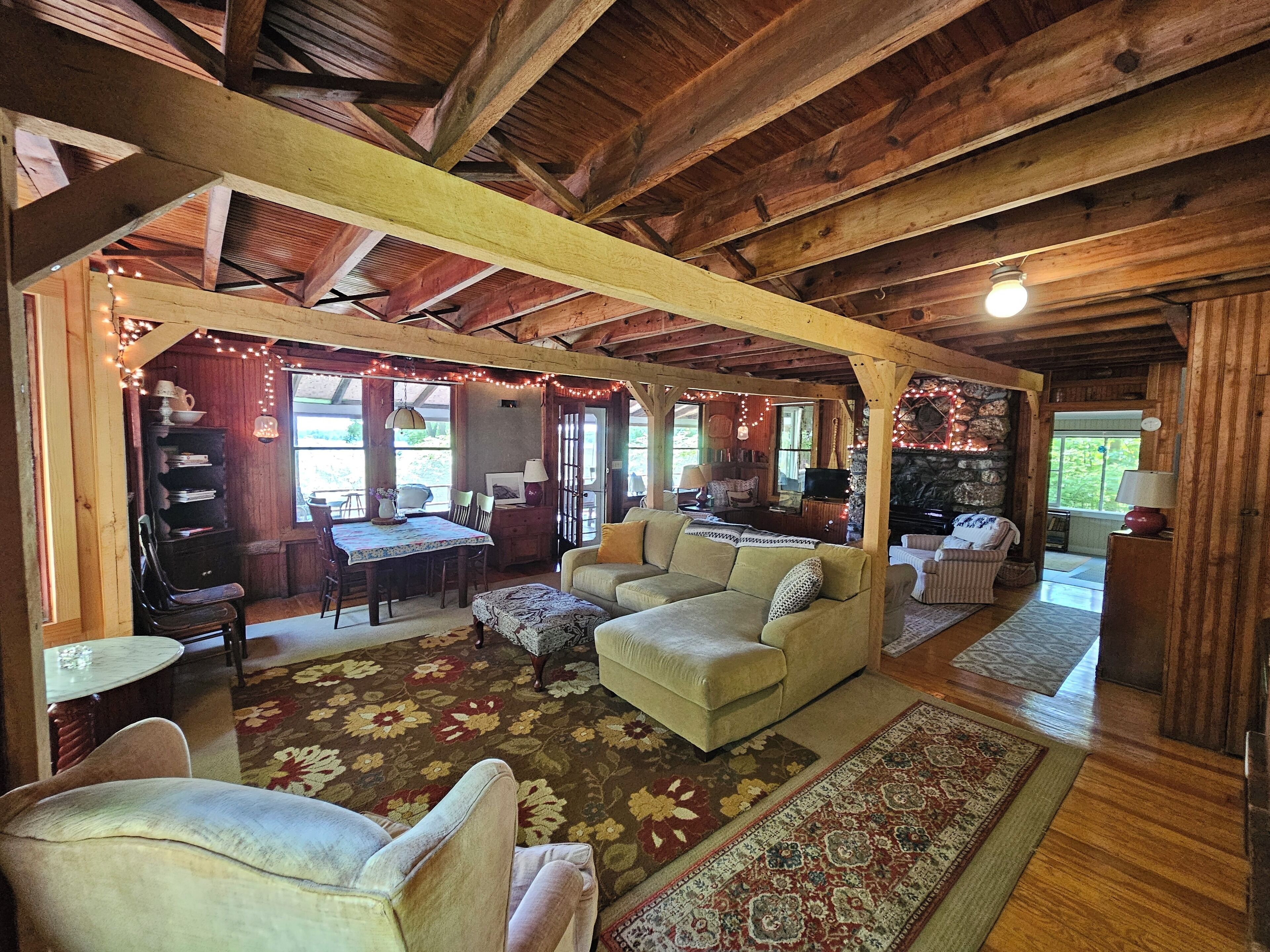 智能電視、壁爐、書籍