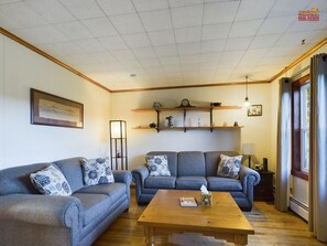 Smart TV - Quiet Country Setting, Close to Trails (Eben Junction)