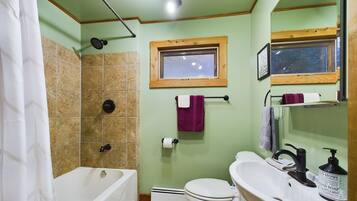 Combined shower/tub, towels