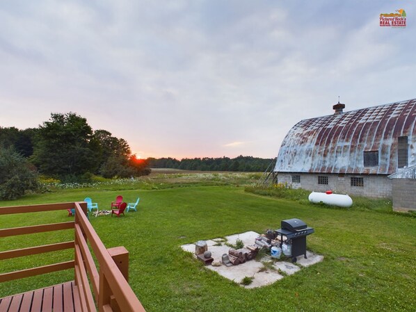 Property grounds - Quiet Country Setting, Close to Trails (Eben Junction)