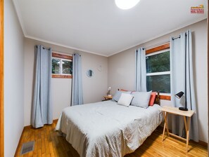 2 bedrooms, travel crib, free WiFi, bed sheets