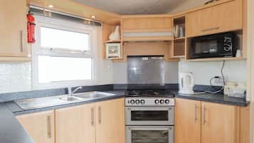 Cottage | Private kitchen | Fridge, electric kettle, toaster, cookware/dishes/utensils