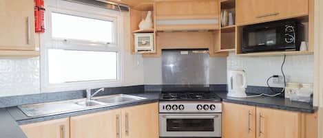 Cottage | Private kitchen | Fridge, electric kettle, toaster, cookware/dishes/utensils