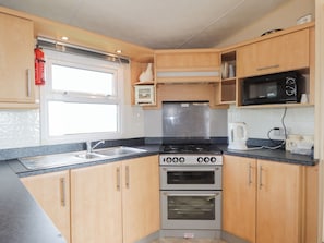 Cottage | Private kitchen | Fridge, electric kettle, toaster, cookware/dishes/utensils - The Cabin (Lybster)
