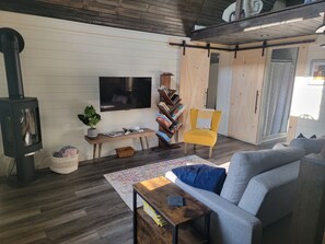 Smart-TV, Kamin, Bücher