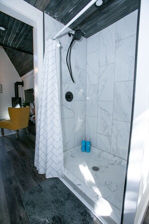 Shower, hair dryer, towels, soap - Relaxing retreat in the country (perth east)