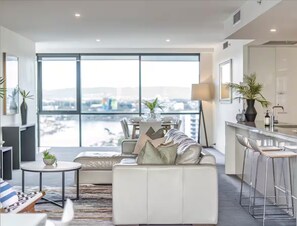 Smart TV, video games - 2BR Unit Heart of Surfers Paradise - Spa, Pool (Gold Coast)