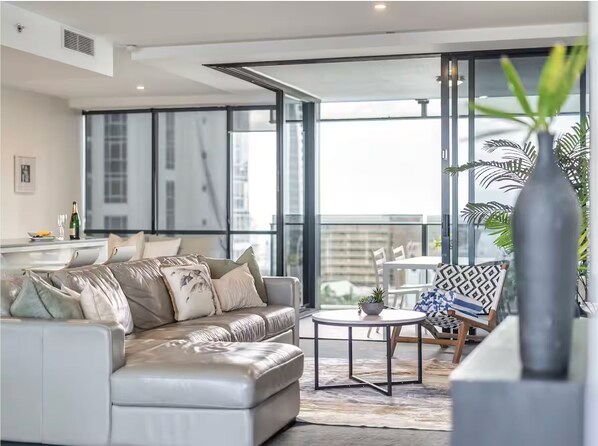 Smart TV, video games - 2BR Unit Heart of Surfers Paradise - Spa, Pool (Gold Coast)