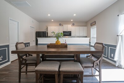 Stunning 5 BD Home away from Home! 15 min to uptown