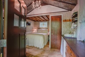 1 bedroom, desk, travel cot, free WiFi