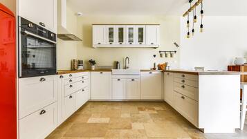 Réfrigérateur, four, plaque de cuisson, lave-vaisselle