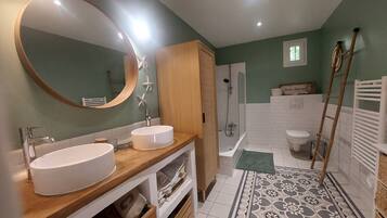 Een douche, een haardroger, een bidet