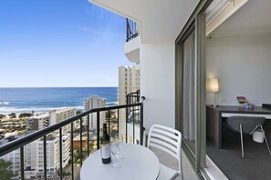 Outdoor dining - Ocean View 2-Bed Studio In the Heart of Surfers (Surfers Paradise)