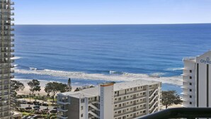 A high-rise building with a view of the ocean and beach. - Ocean View 2-Bed Studio In the Heart of Surfers (Surfers Paradise)