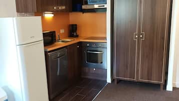 Kühlschrank, Mikrowelle, Ofen, Geschirrspüler