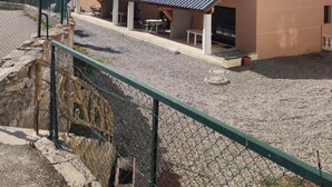 A building with a tiled roof and a gravel driveway. - 2nd floor, swimming pool, hammam, terrace, parking, tv, 50m², Pra Loup (Jausiers)