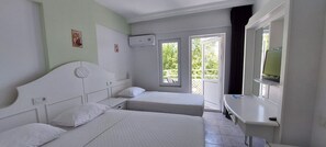 Standard Triple Room | Soundproofing, WiFi, bed sheets - UK Hotels Kiriş (Kemer)