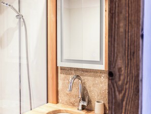 Een bad, een haardroger, handdoeken