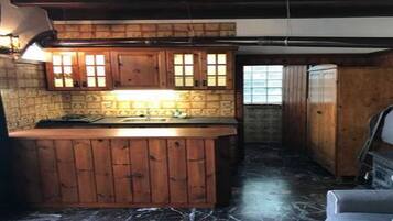 KĂŒhlschrank, Wasserkocher mit Kaffee-/Teezubehör, Wasserkocher