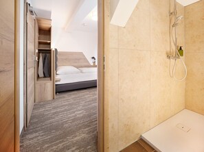 Standard Single Room | Iron/ironing board, free WiFi, bed sheets - Hotel Wittelsbacher Hof (Weissenburg in Bayern)