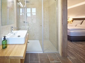 Comfort Double Room | Iron/ironing board, free WiFi, bed sheets - Hotel Wittelsbacher Hof (Weissenburg in Bayern)