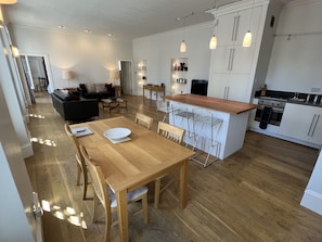 Apartamento | Cozinha privada | Geladeira, micro-ondas, fogão, cooktop