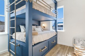 3 habitaciones, tabla de planchar con plancha, cuna de viaje y wifi
